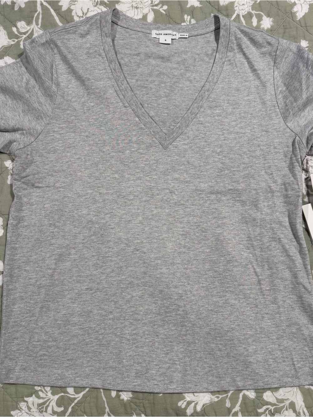 Good American Women’s V-Neck T-shirt- Heather Gray